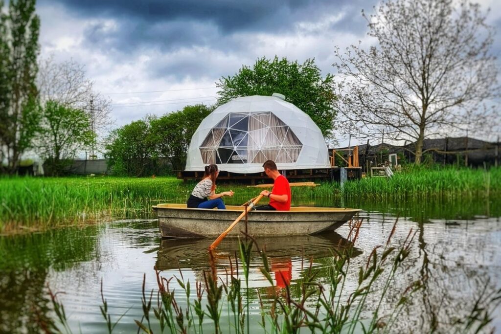 Csónakázás a tóparton a La-la Land birtokon Kemenesmagasin